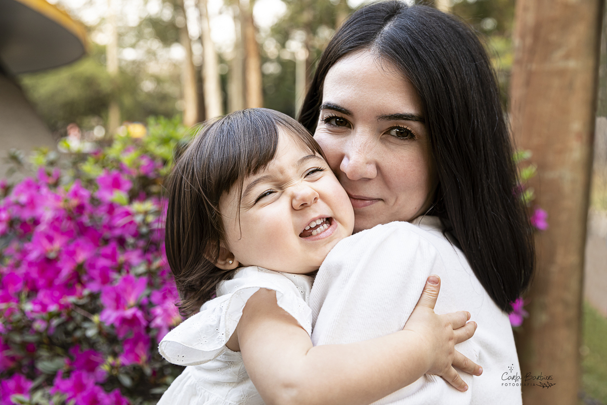 Mamae_e_filhinha_se_abracando