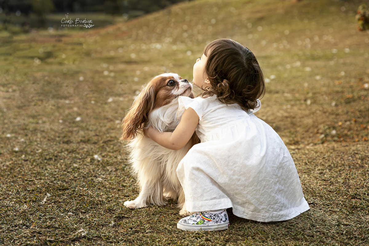 Isabela_abracando_seu_cachorro_Romeu