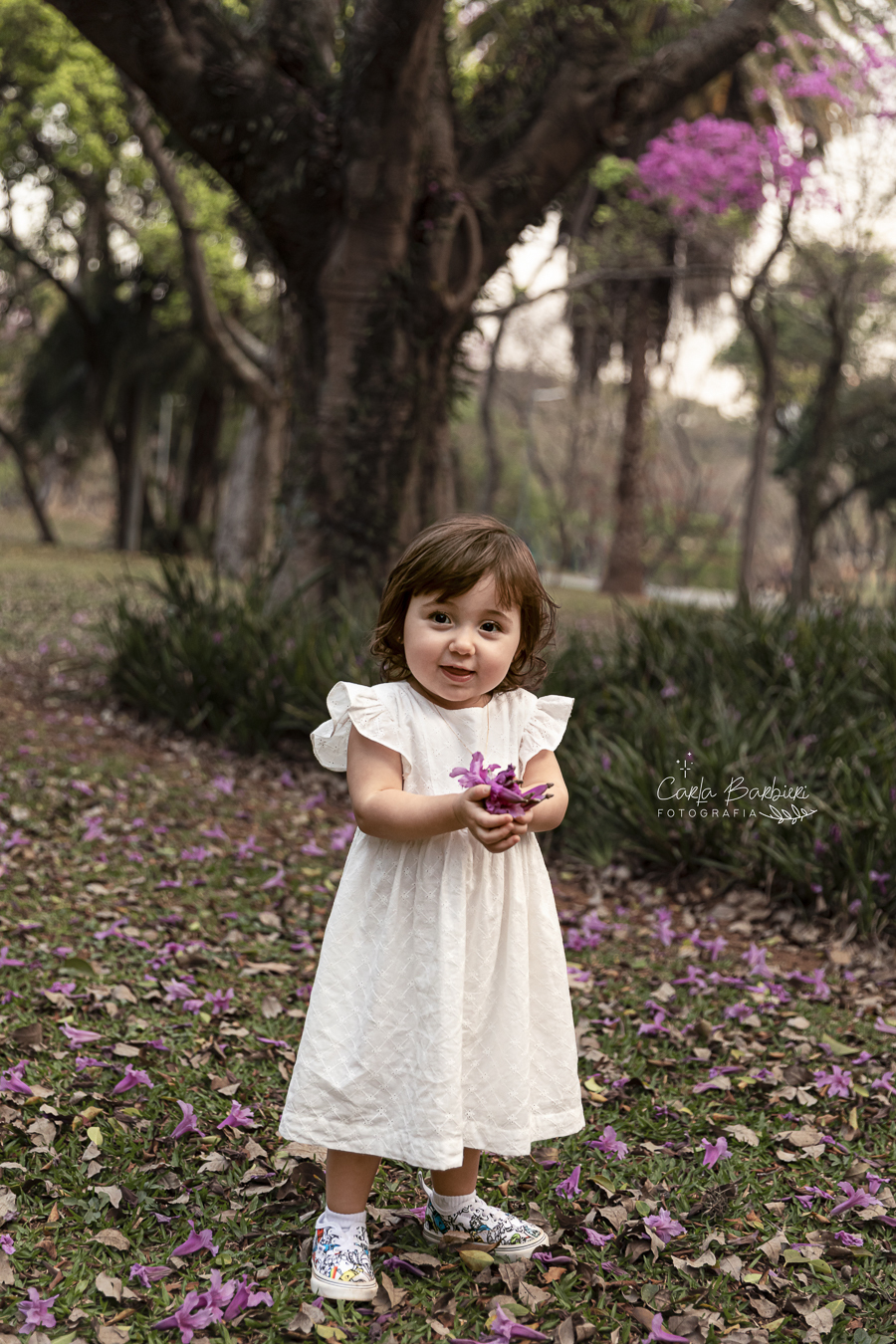 Isabela_com_fotos_cor_de_rosa_nas_maos