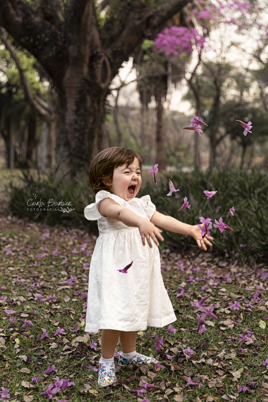 Belinha_jogando_flores_no_ar