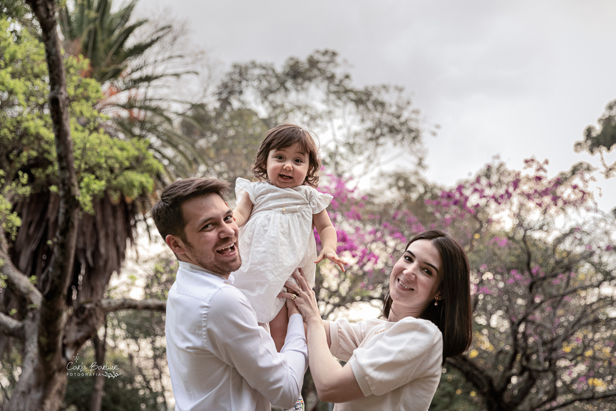 papai_e_mamae_levantando_a_Belinha_no_ar