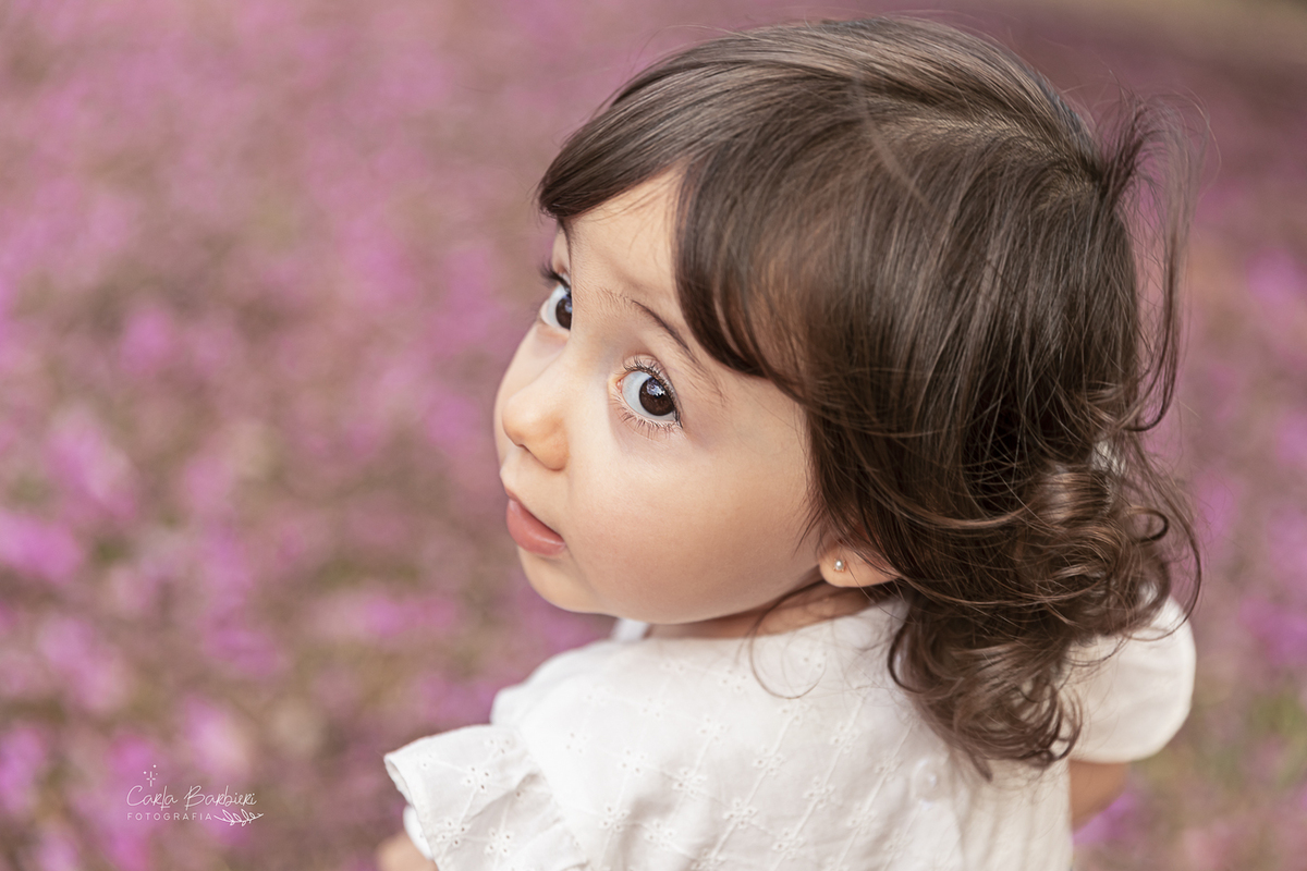 close_do_rosto_da_Belinha_com_fundo_de_flores