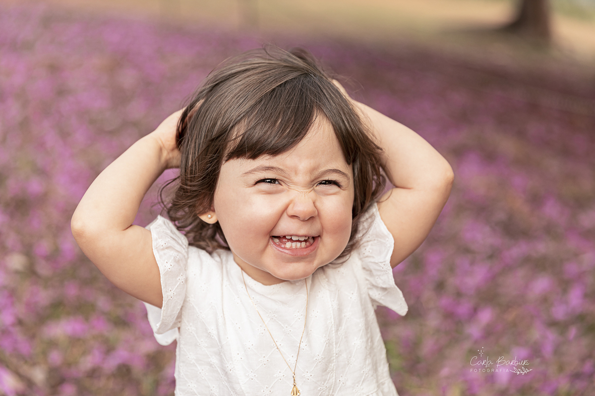 foto_da_Belinha_sorrindo_com_fundo_de_flores