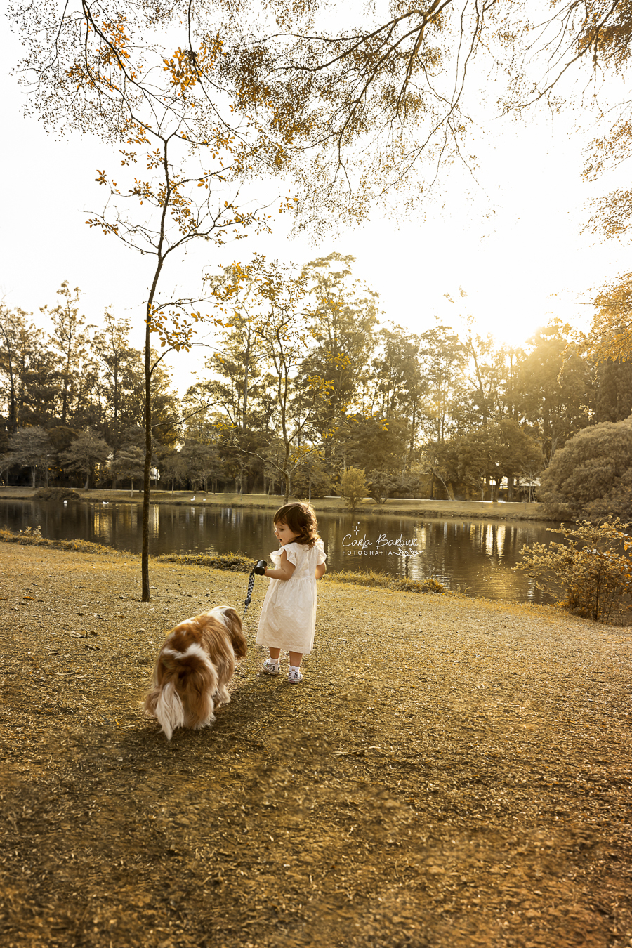 Bebela_e_seu_cachorro_Romeu_no_lago_do_Ibirapuera