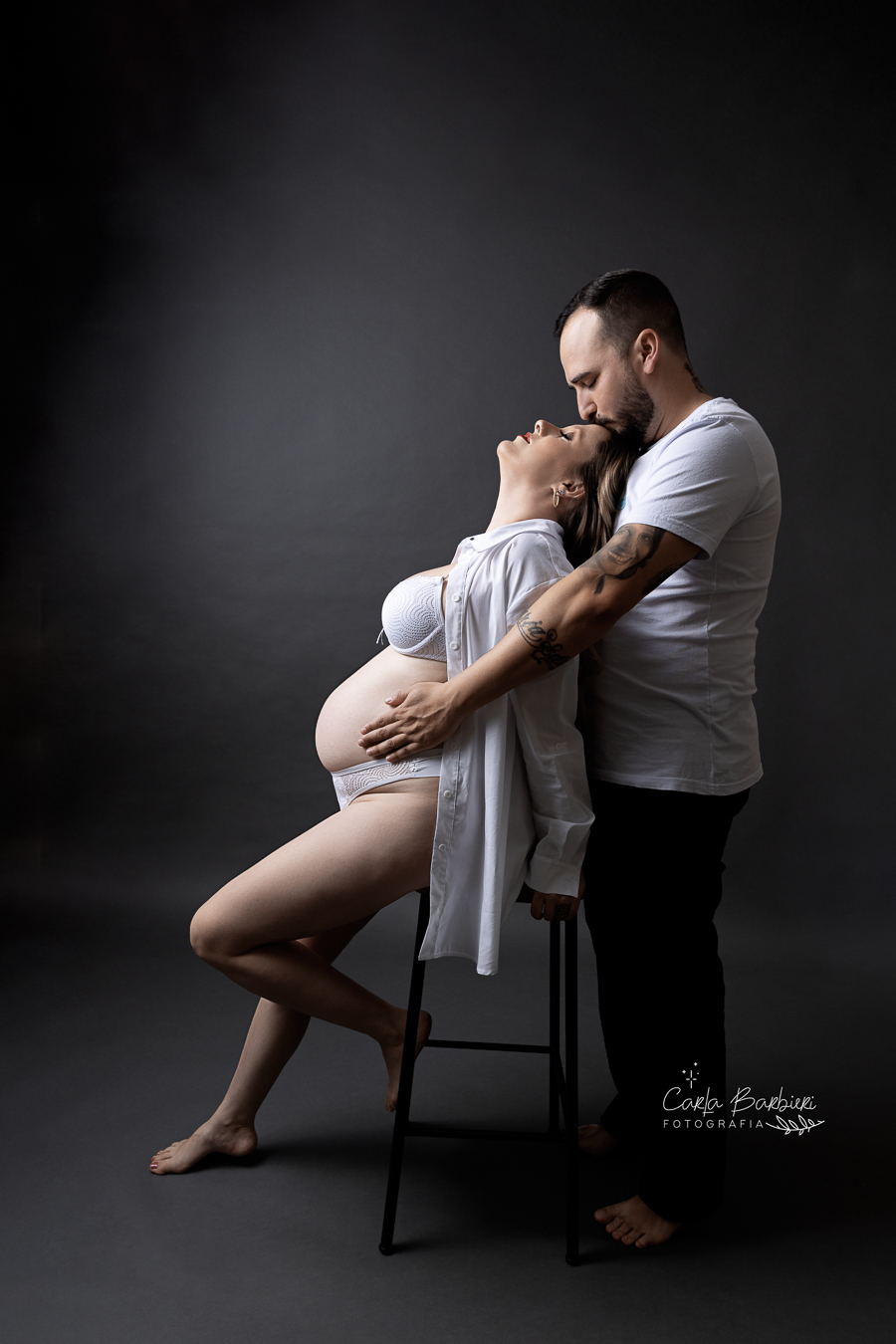 ensaio_em_estudio_casal_gestante_fundo_cinza