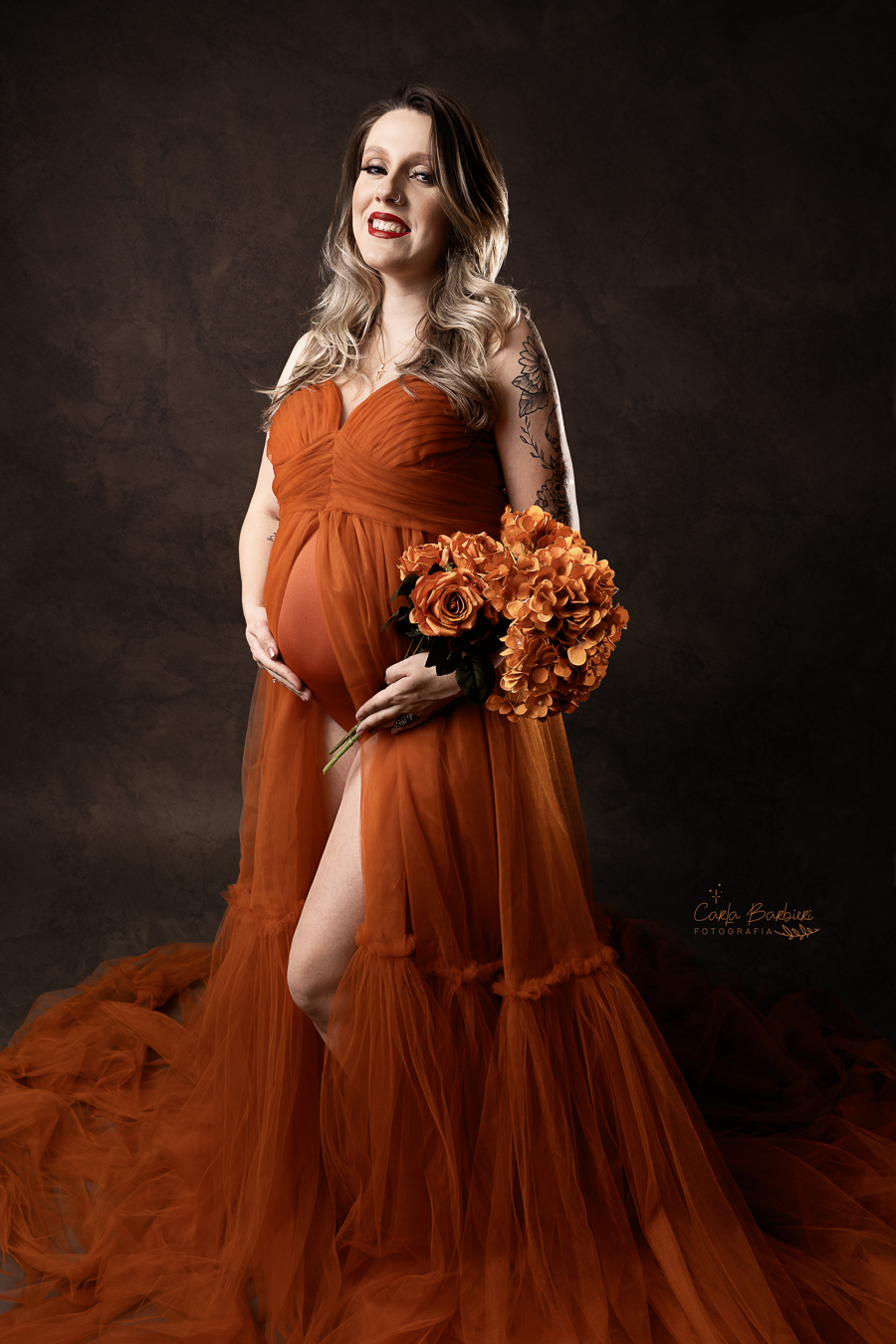 ensaio_gestante_vestido_luxo_laranja_com_flores