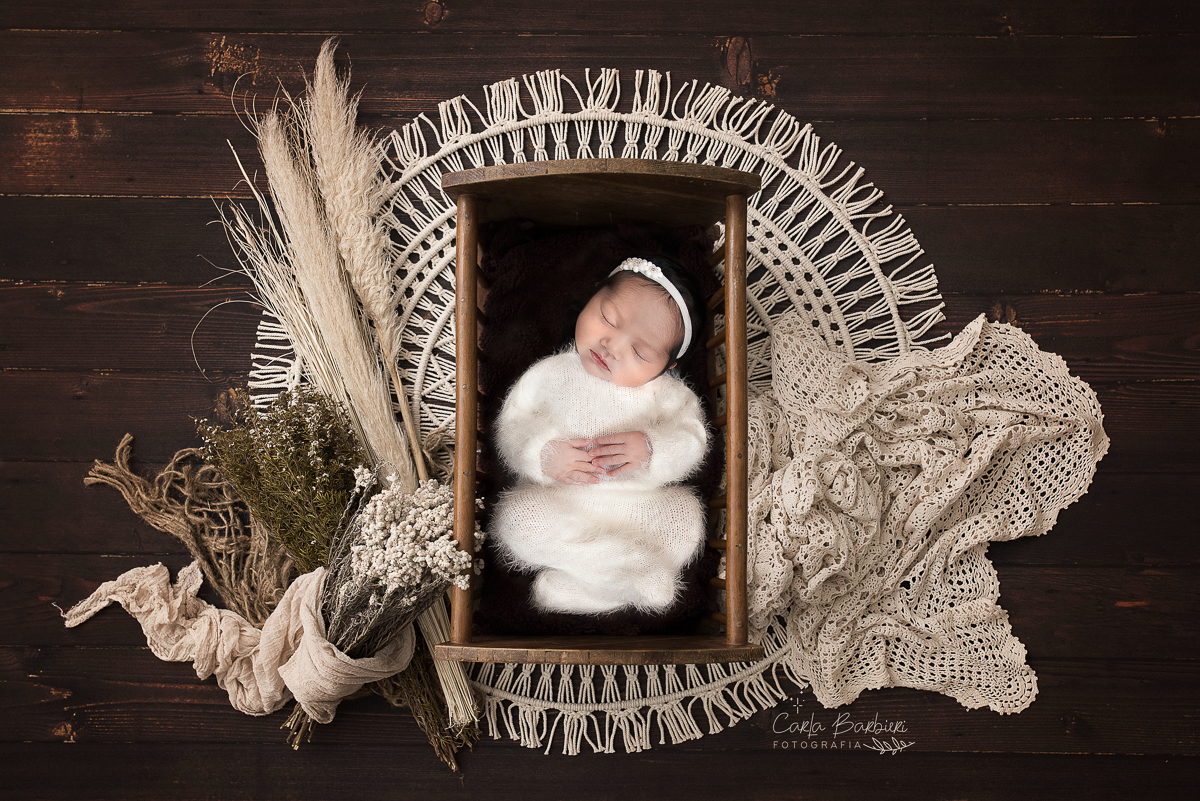 foto newborn da Helena em fundo digital de berço da Luisa Dunn