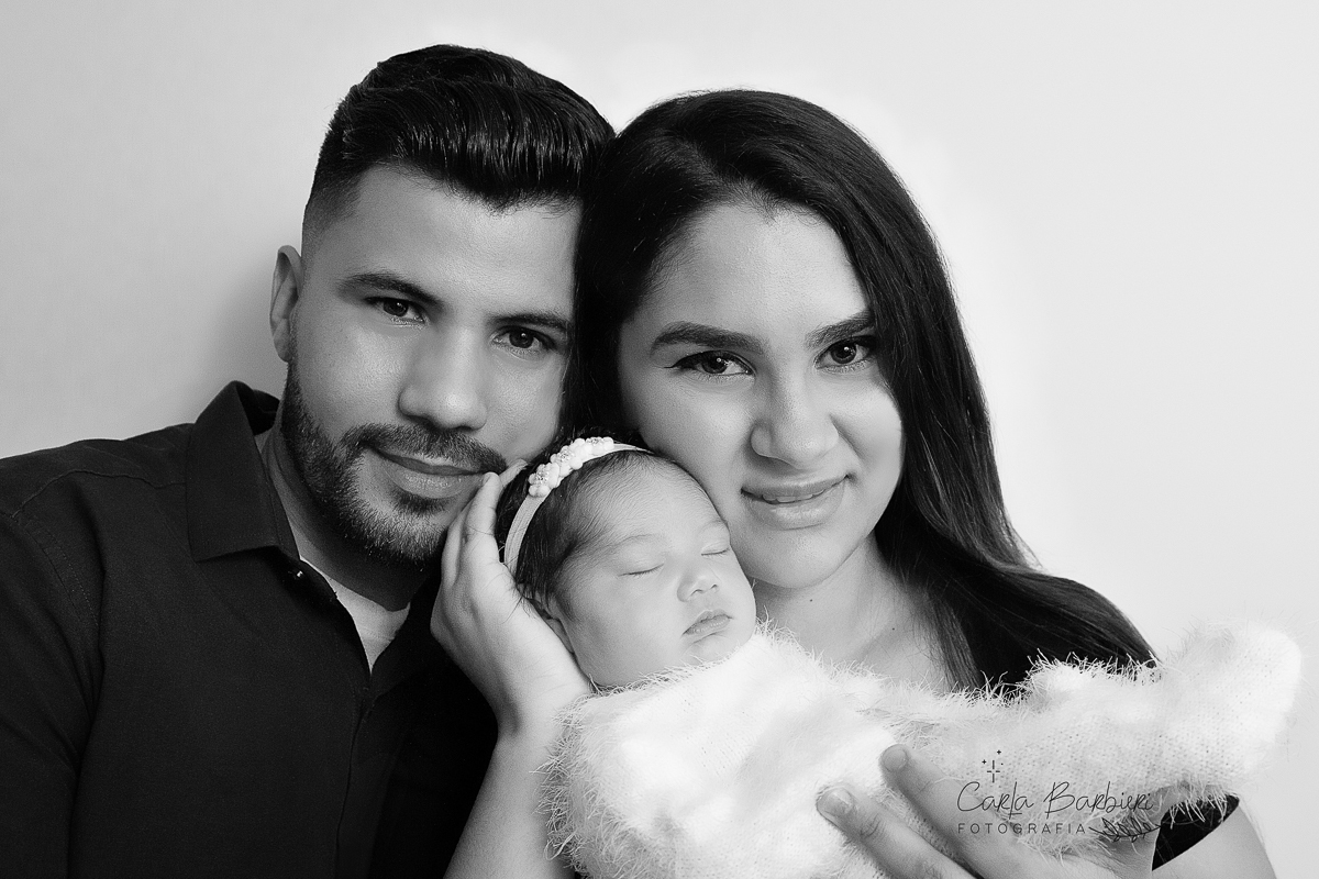 Fotografia de família com a Mamãe Gabrielly e o Papai Samuel