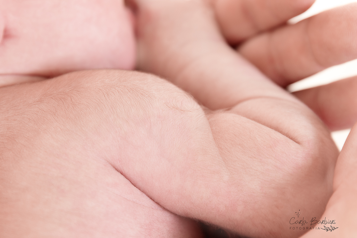 close dos pelinhos do braço da bebê Rafaela