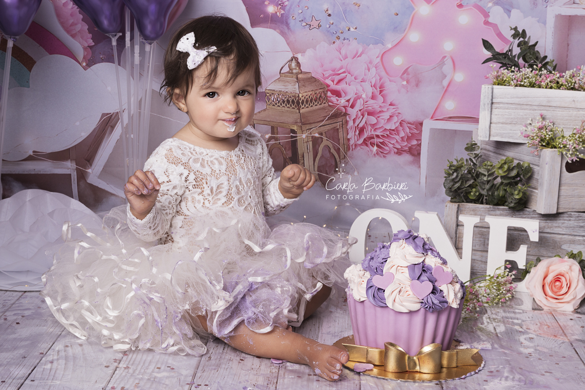 Rafaela provando bolo de aniversário