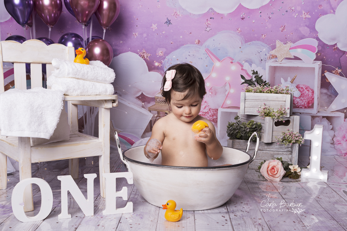 Rafaela e seu patinho de banho