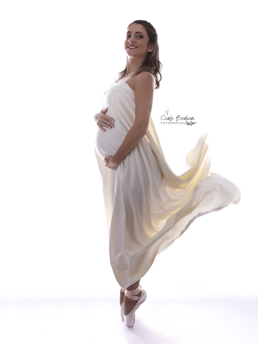bailarina grávida envolta em tecido voando
