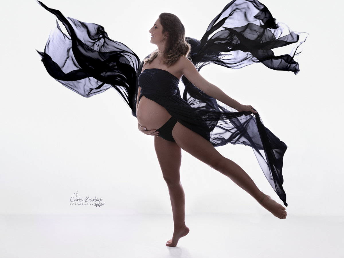 gestante com tecido voando