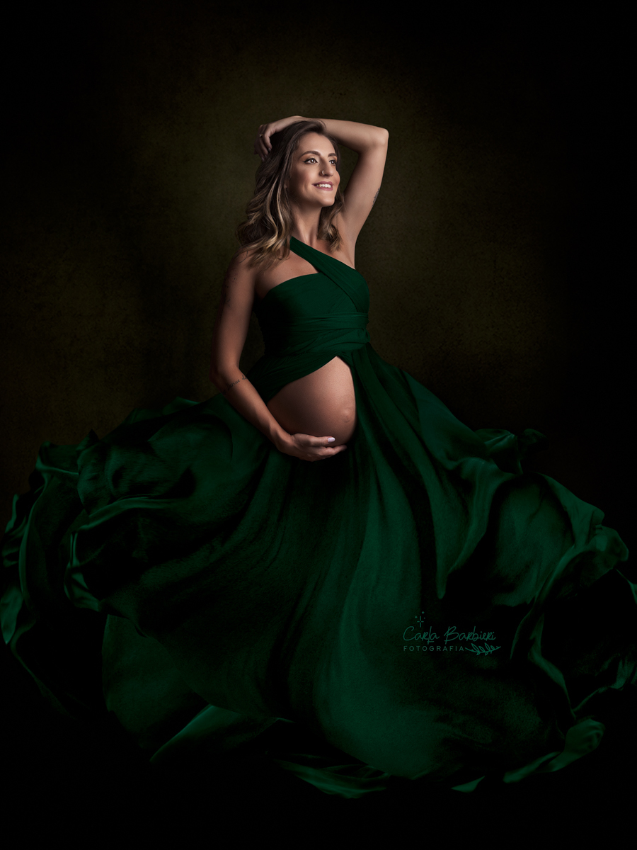 montagem fotográfica de gestante com tecido voando