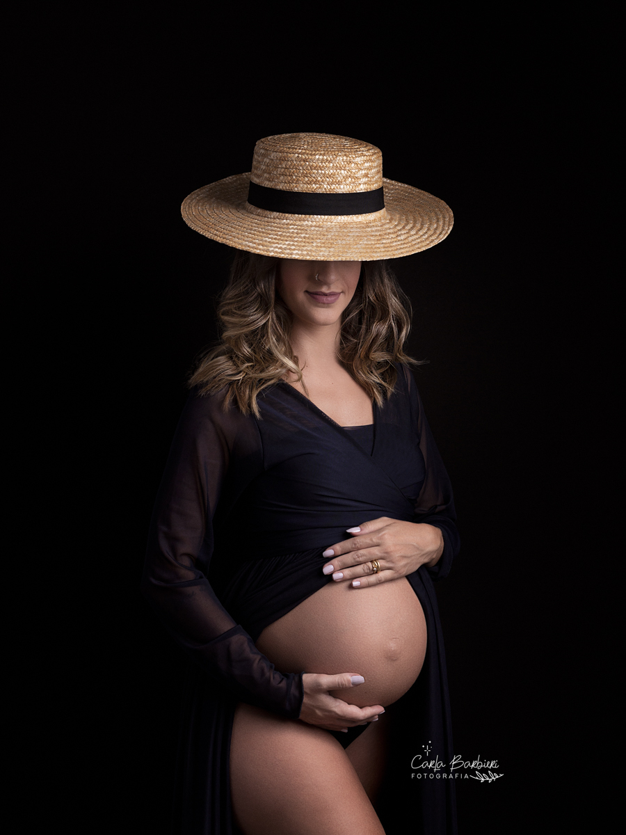 grávida com chapéu de palha
