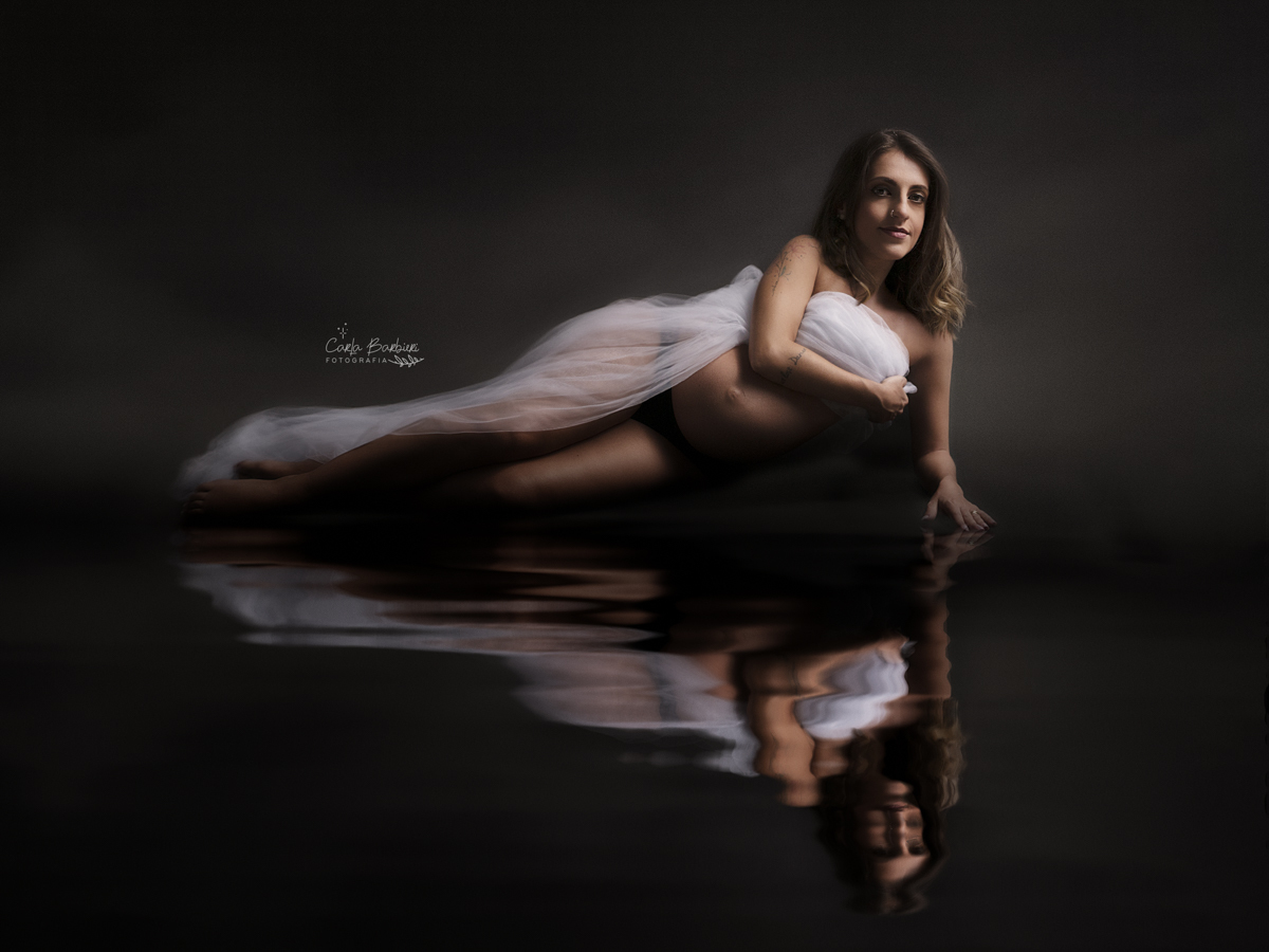 ensaio gestante com reflexo em água