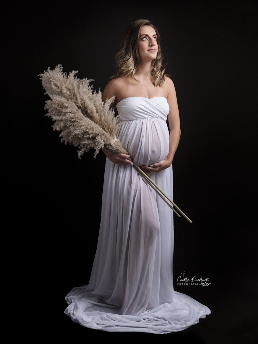 gestante segurando capim dos pampas