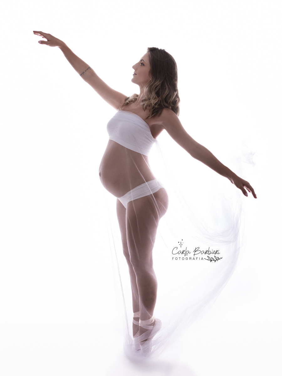 gestante em pose de ballet