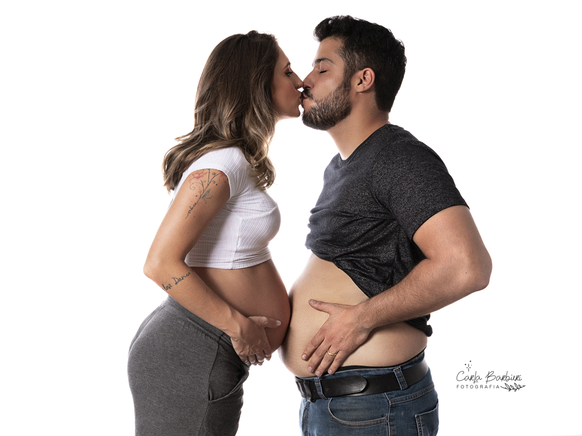 fotografia de grávida papai e mamãe encostando as barrigas