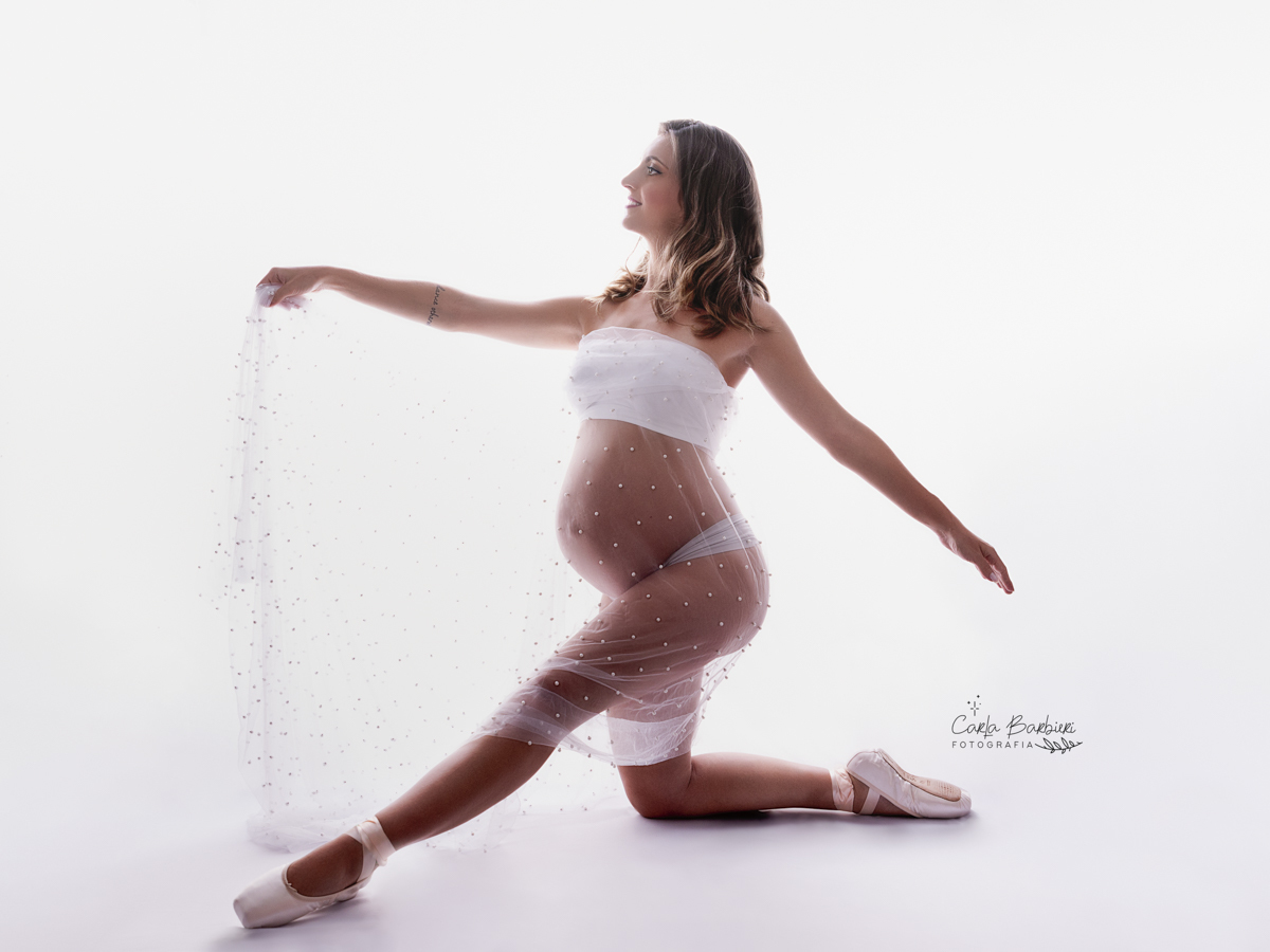 grávida em pose de ballet