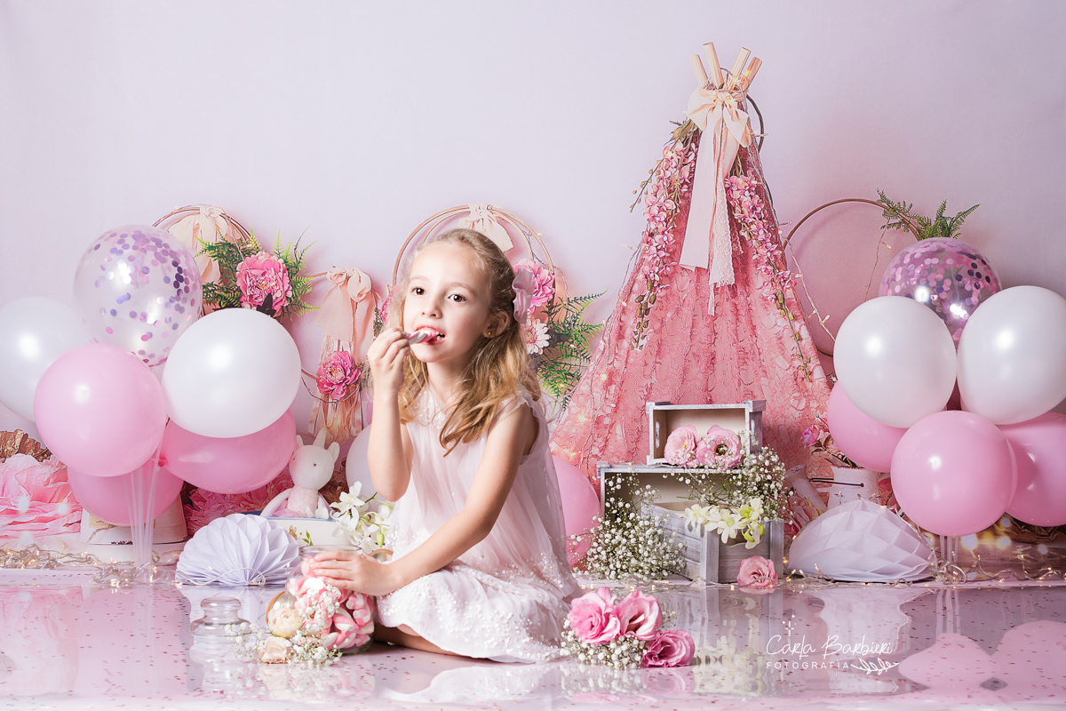 Foto da Aniversariante comendo um marshmellow