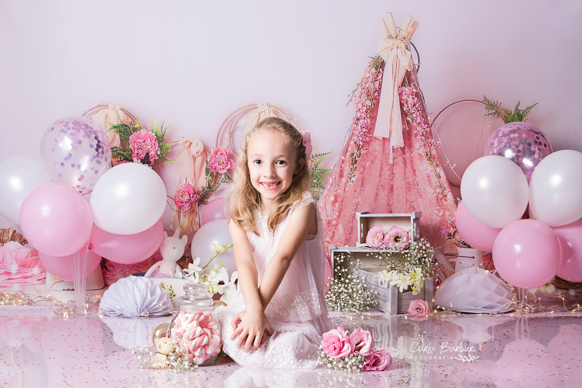 Foto da Letícia em seu Smash the Cake de 6 anos