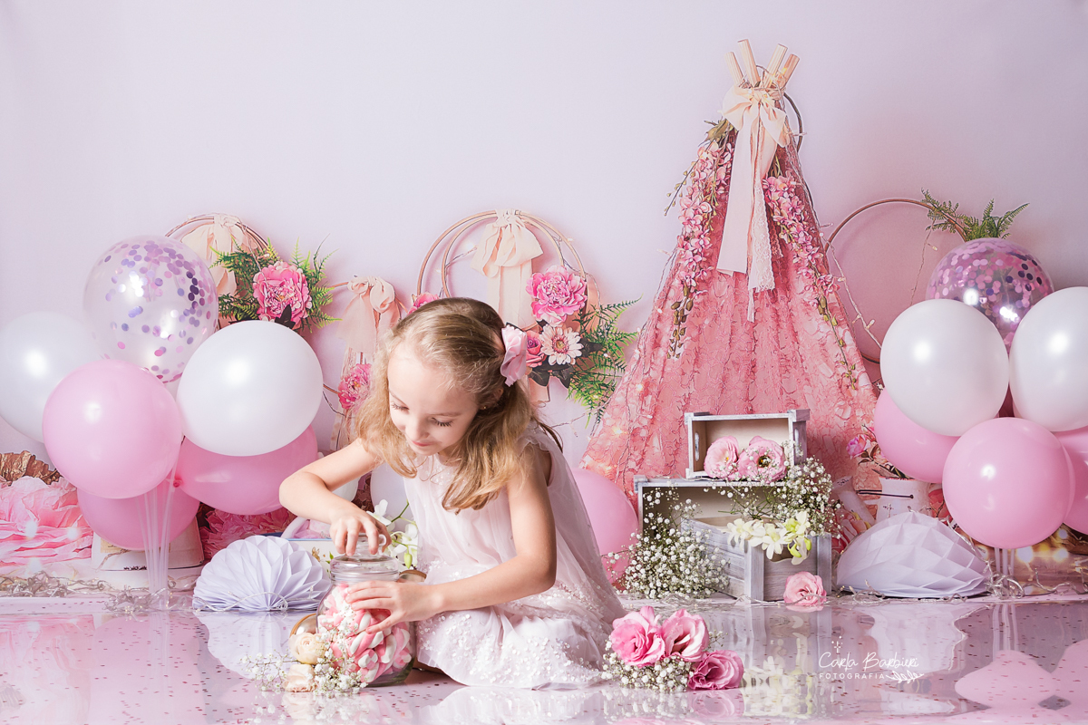 Detalhe da Aniversariante pegando um marshmellow do pote