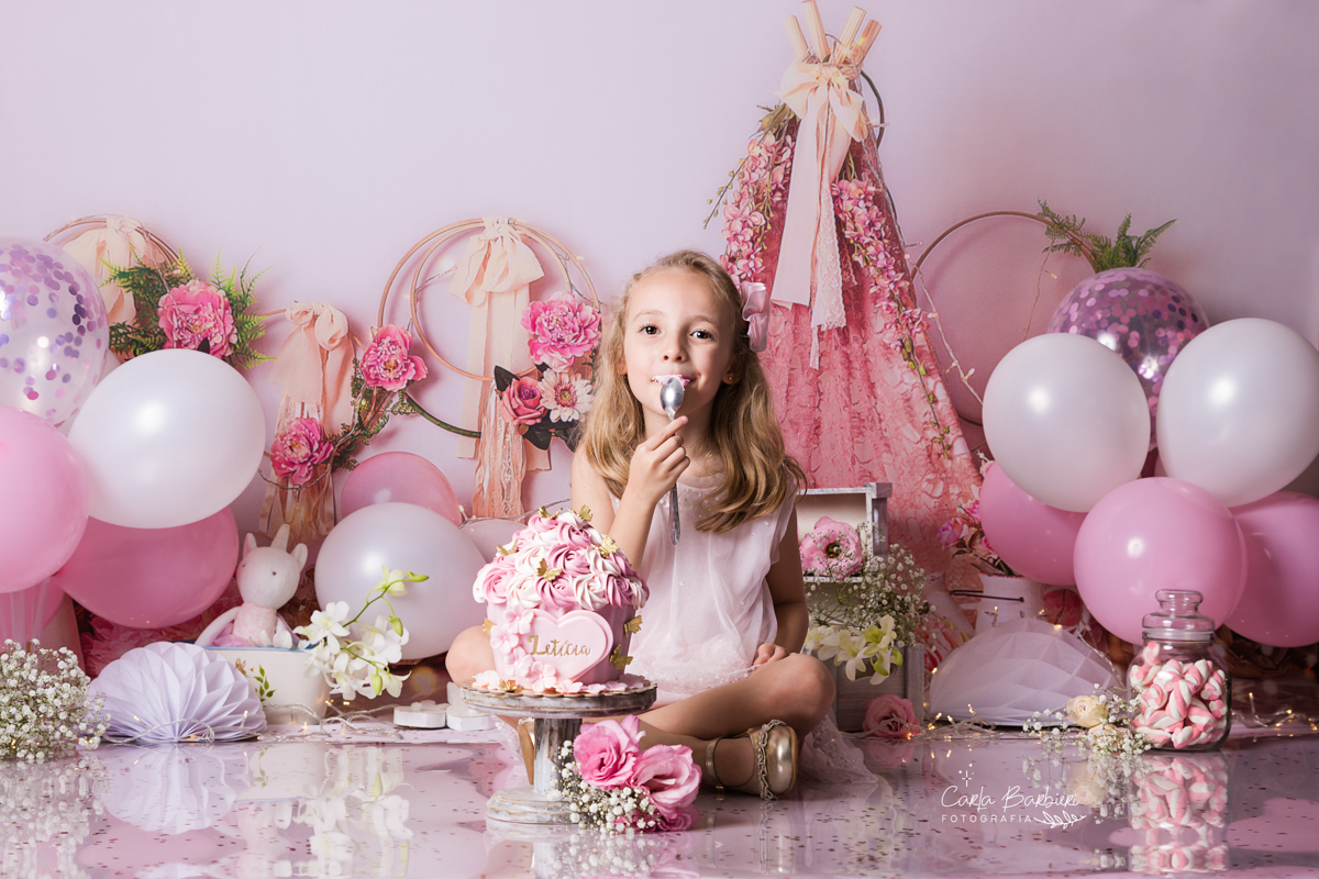 Letícia provando o bolo de seu Smash the Cake