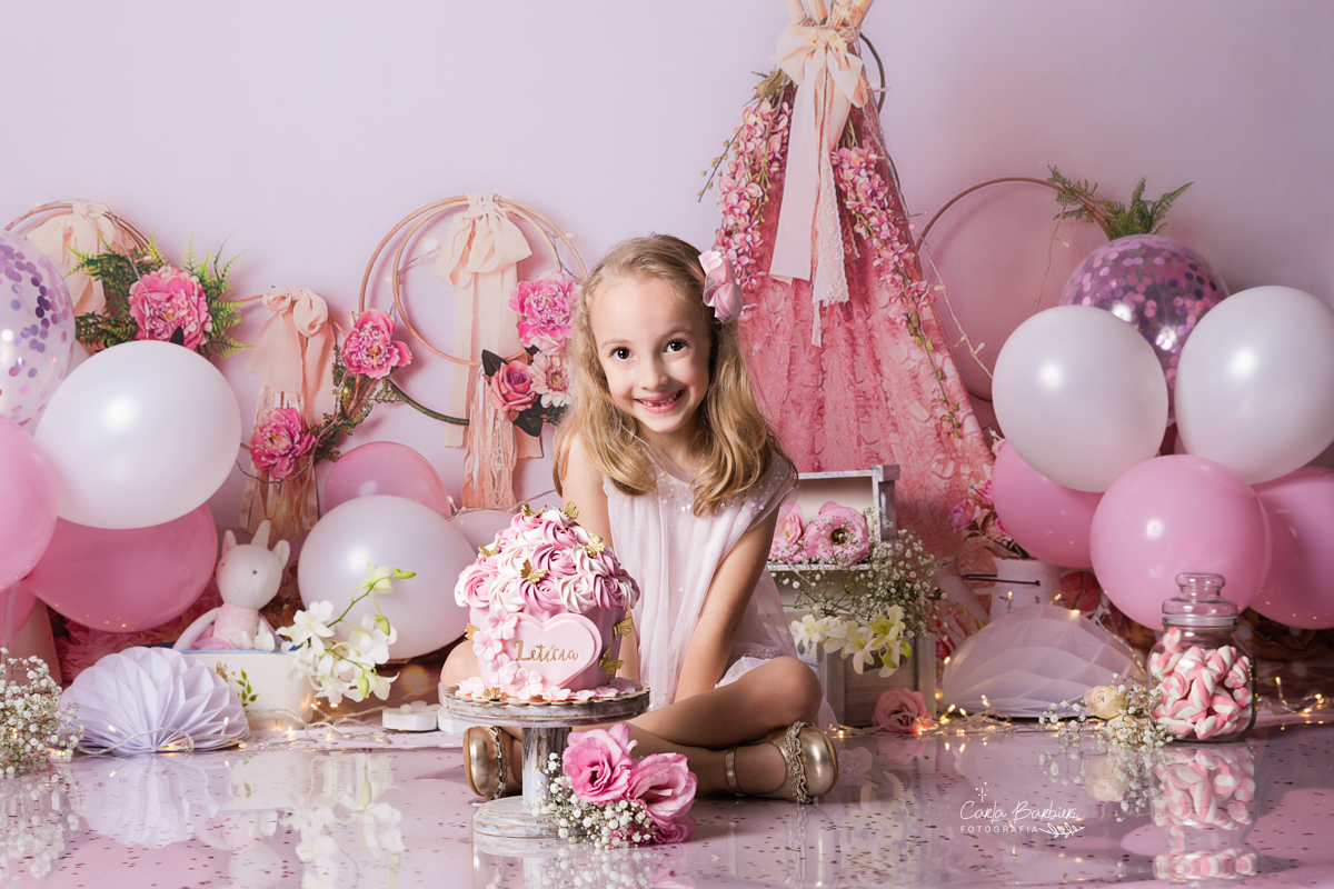 Fotografia da Aniversariante com seu bolo de Smash the Cake