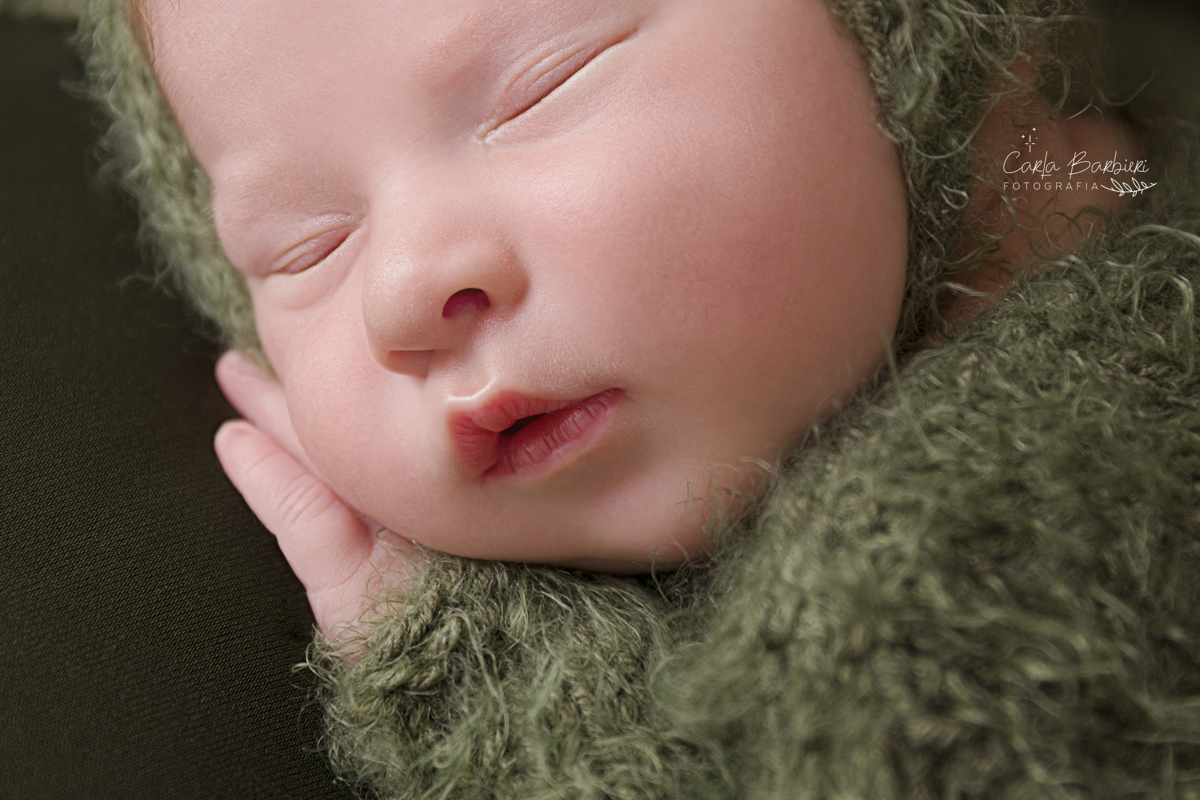 close de rosto na pose de bundinha do newborn pedro