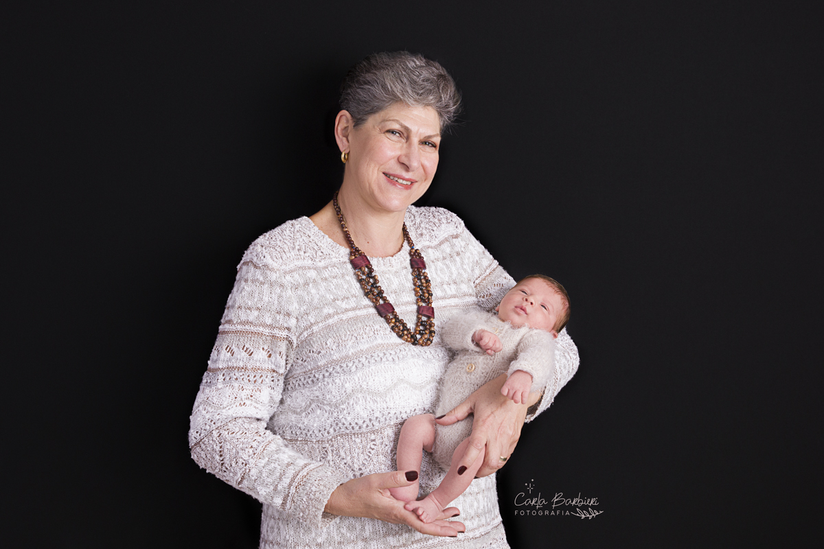 newborn pedro com a avó materna