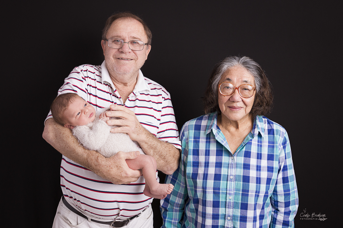 newborn pedro com os avós paternos