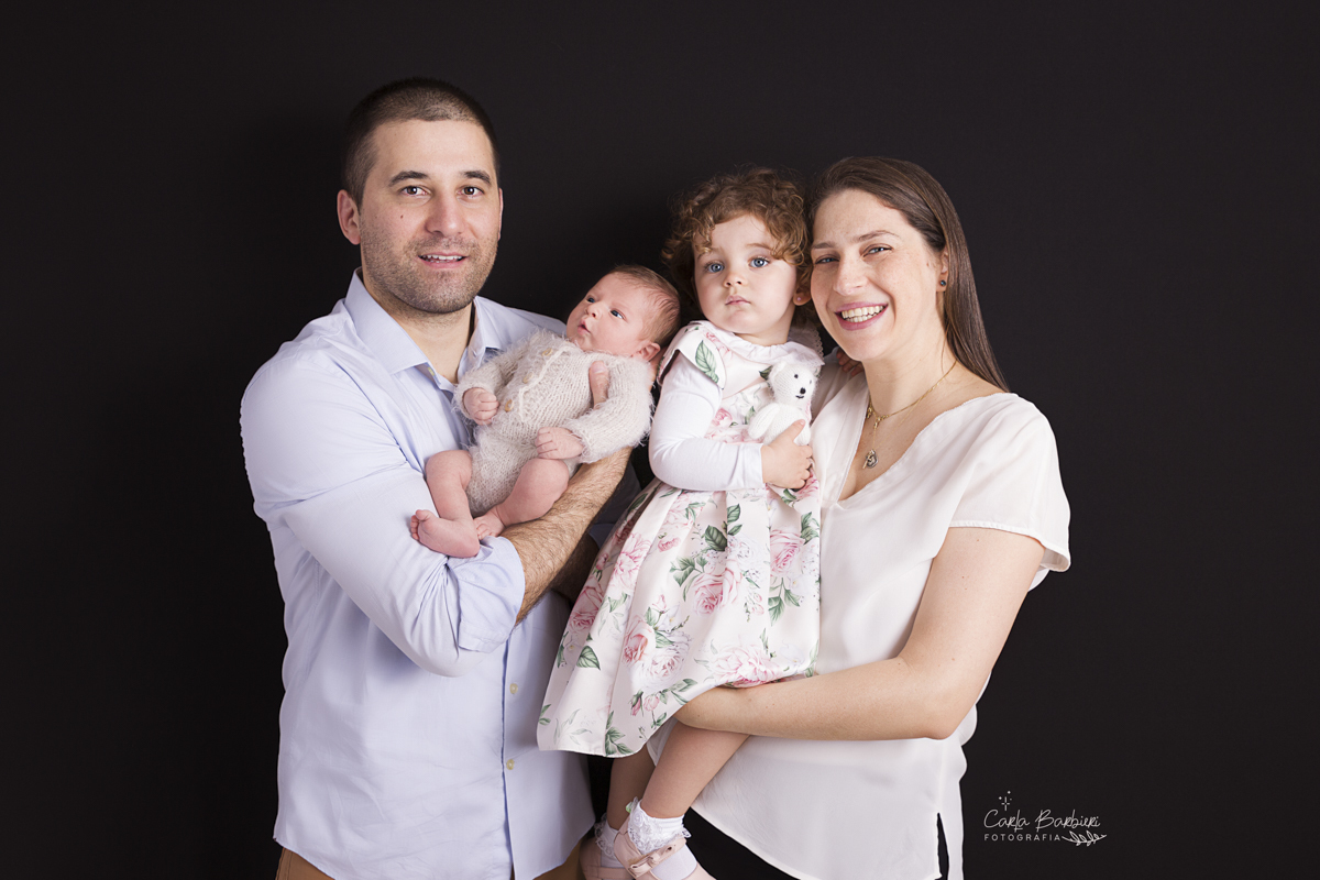 newborn pedro com pais e irmã