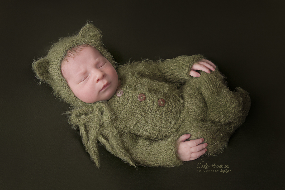 newborn pedro no puff pose de barriguinha