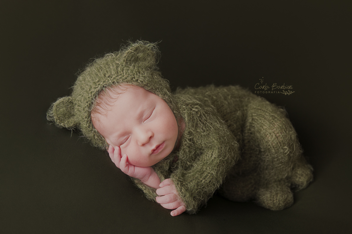 pose de ladinho do newborn pedro