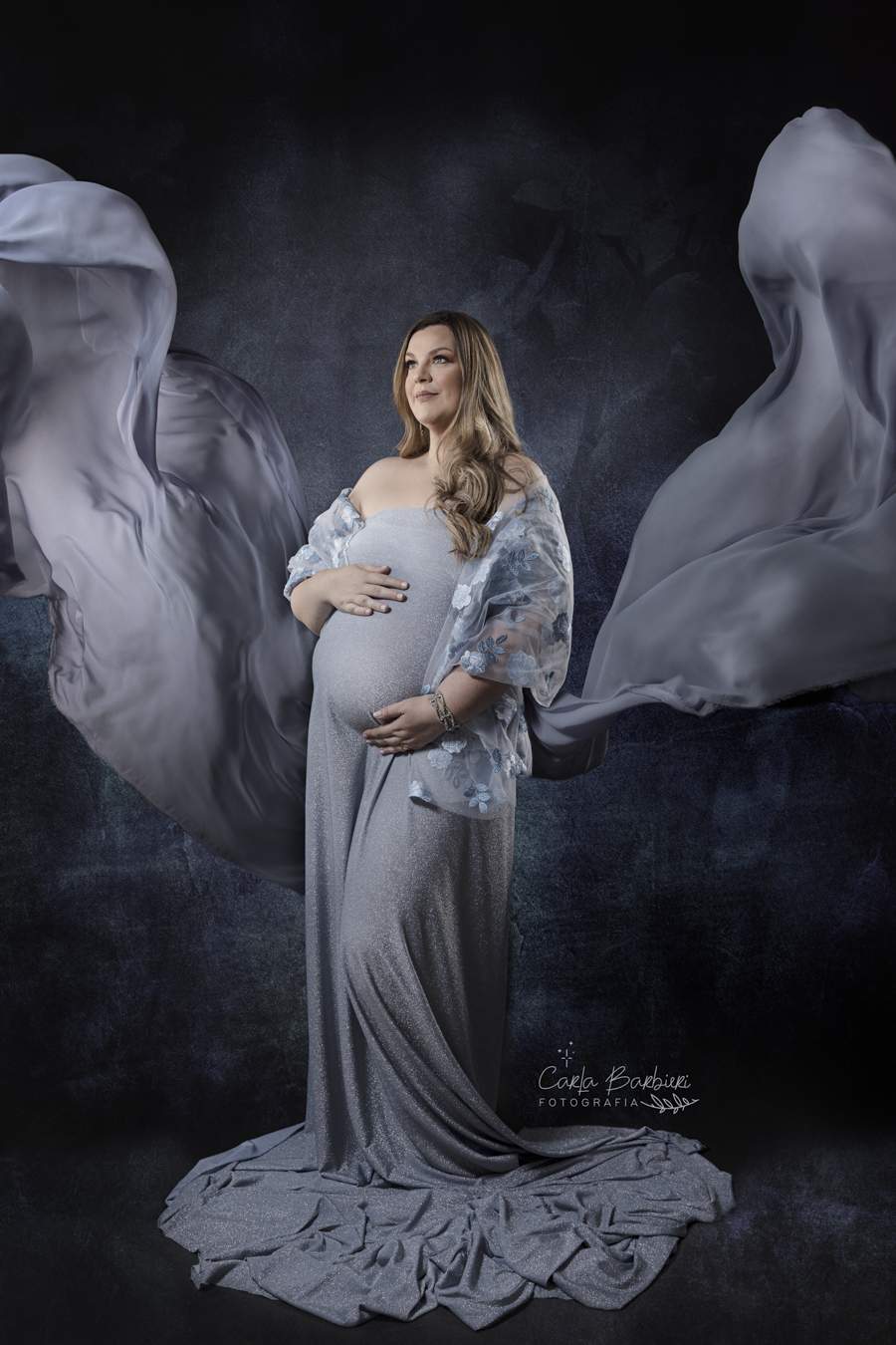 fotografia-gestante-com-tecido-voando