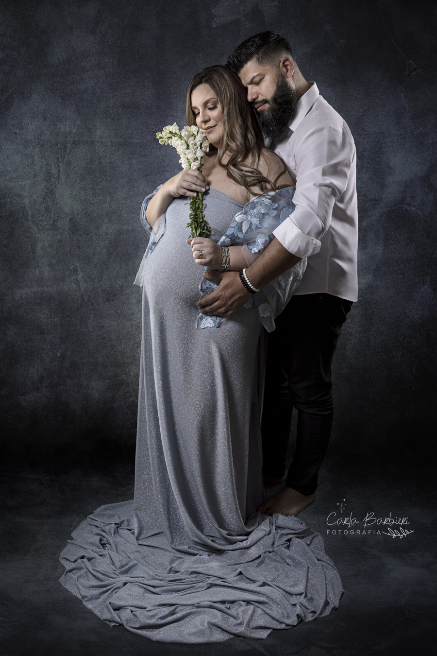 fotografia-gestante-segurando-flores