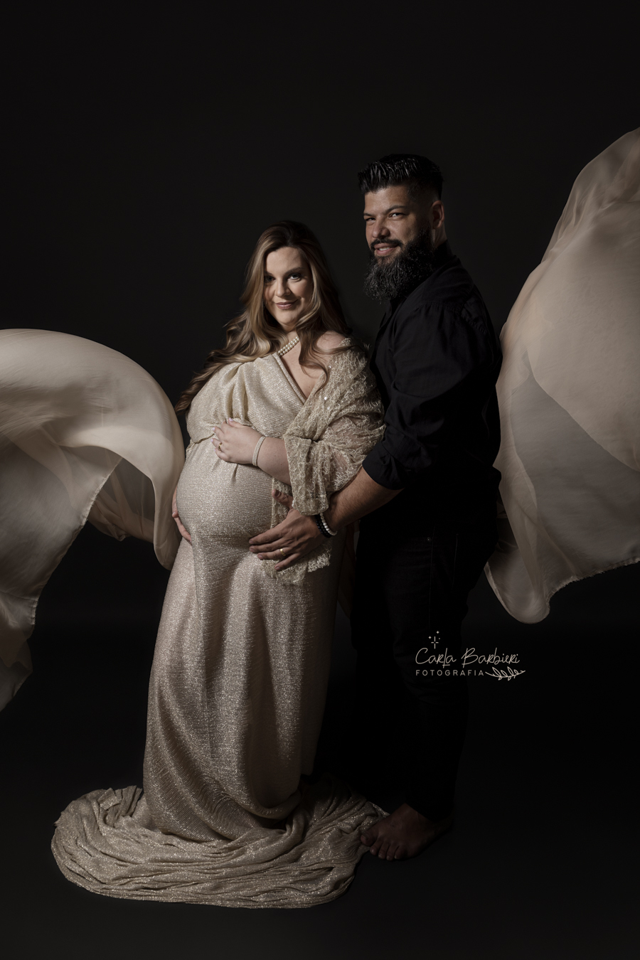 foto-gestante-com-vestido-dourado-moulage