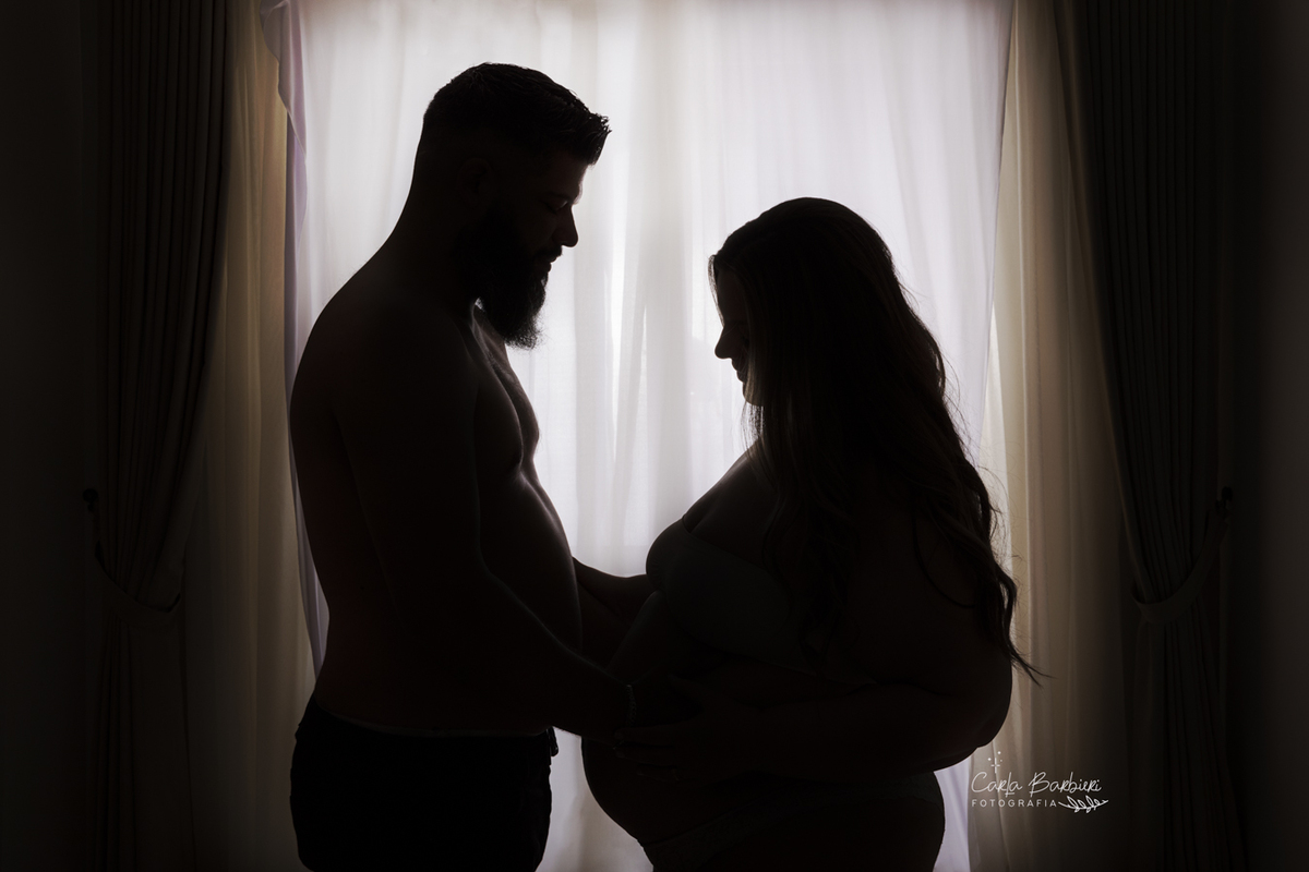 fotografia-casal-gestante-em-contra-luz