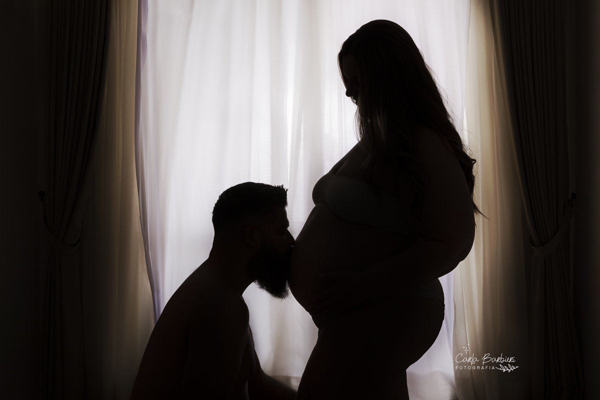 foto-em-contra-luz-papai-beijando-a-barriga-da-futura-mamae