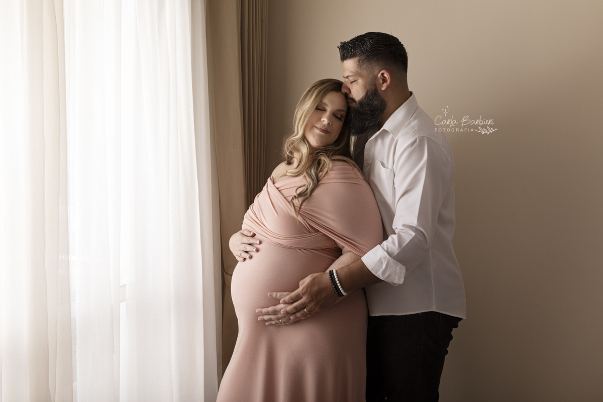 fotografia-casal-gestante-na-janela