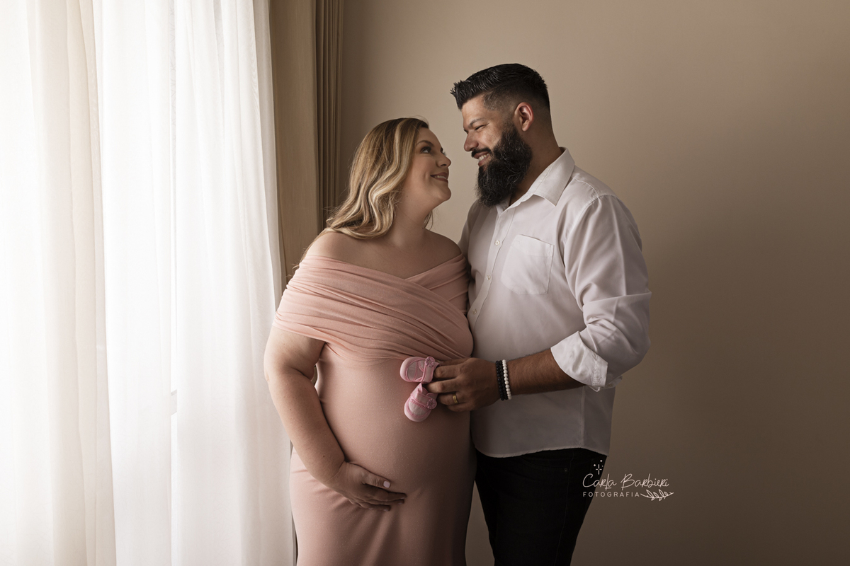 foto-casal-gestante-segurando-sapatinho-bebe