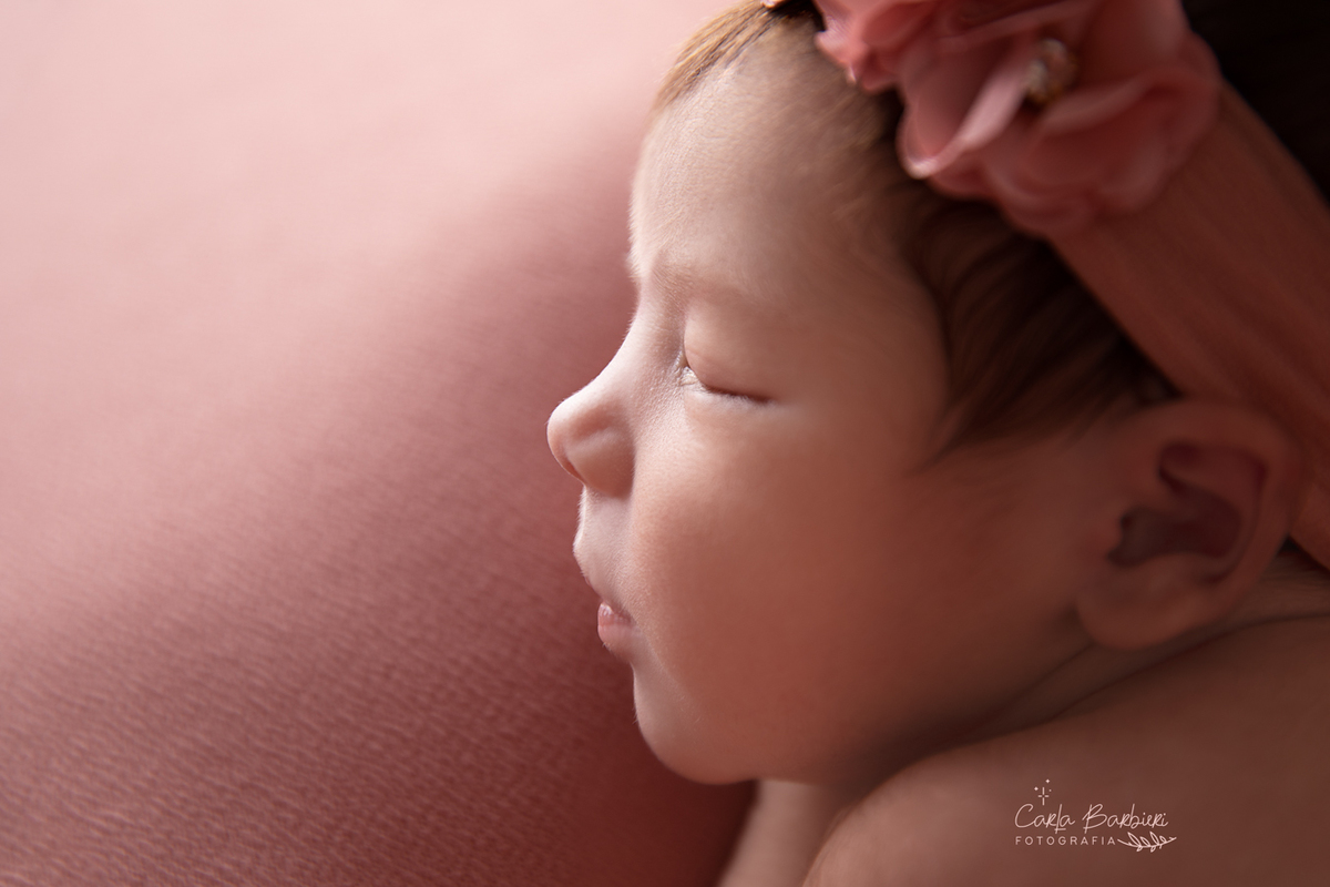 close-de-perfil-recem-nascido