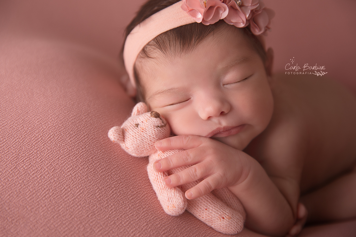 bebe-segurando-ursinho-newborn