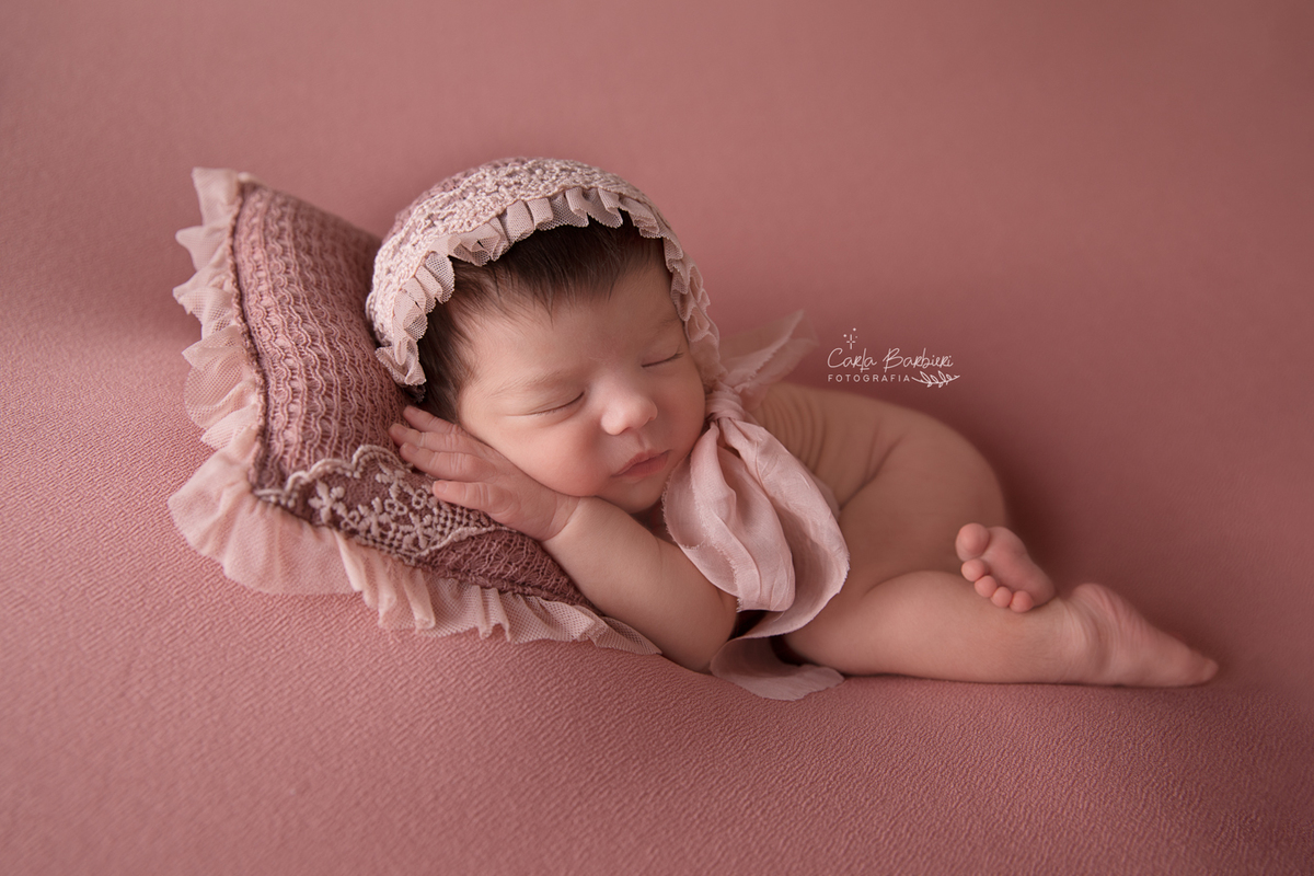 ensaio-newborn-travesseiro-pose-bundinha