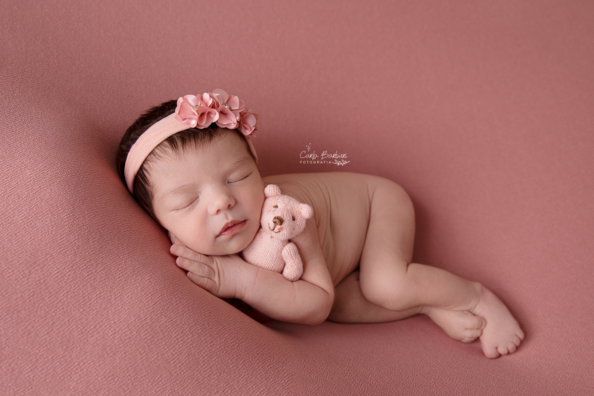 pose-de-ladinho-com-ursinho-ensaio-newborn