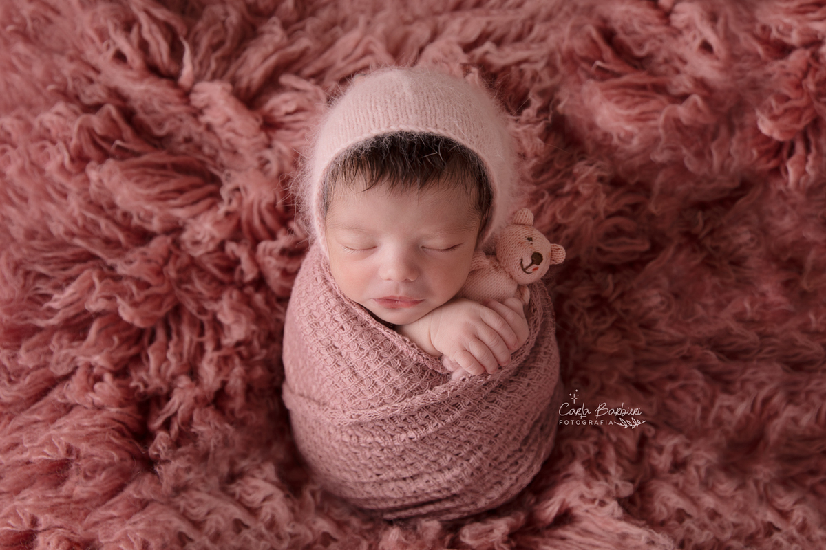 pose-saco-de-batata-no-flokati-ensaio-newborn