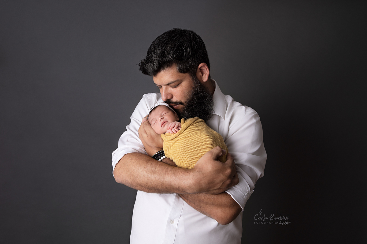 papai-andre-com-a-newborn