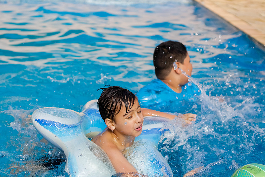crianças na piscina