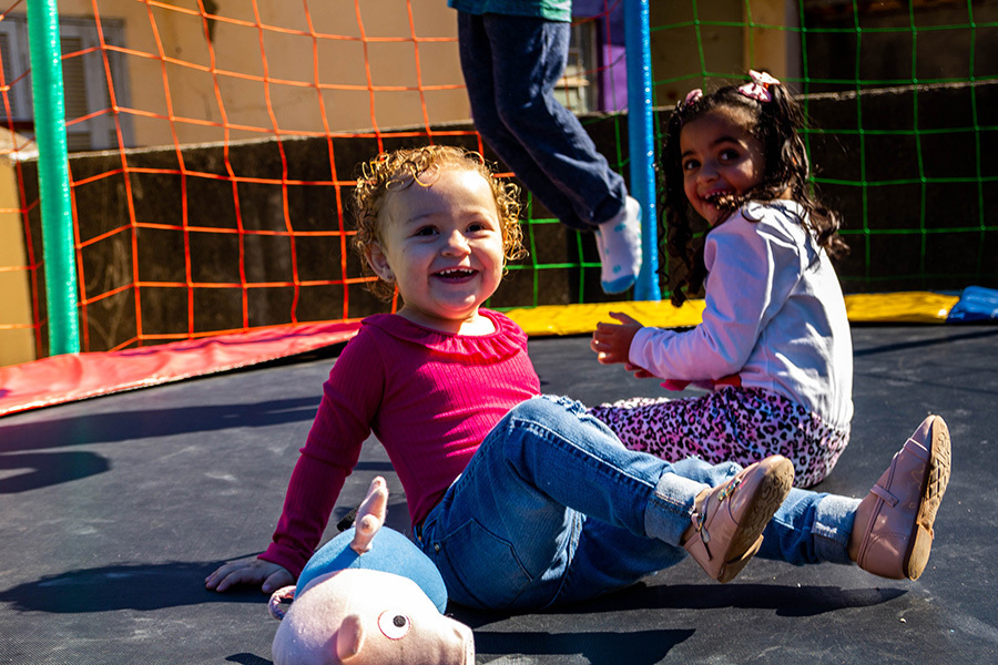 criança no pula pula
